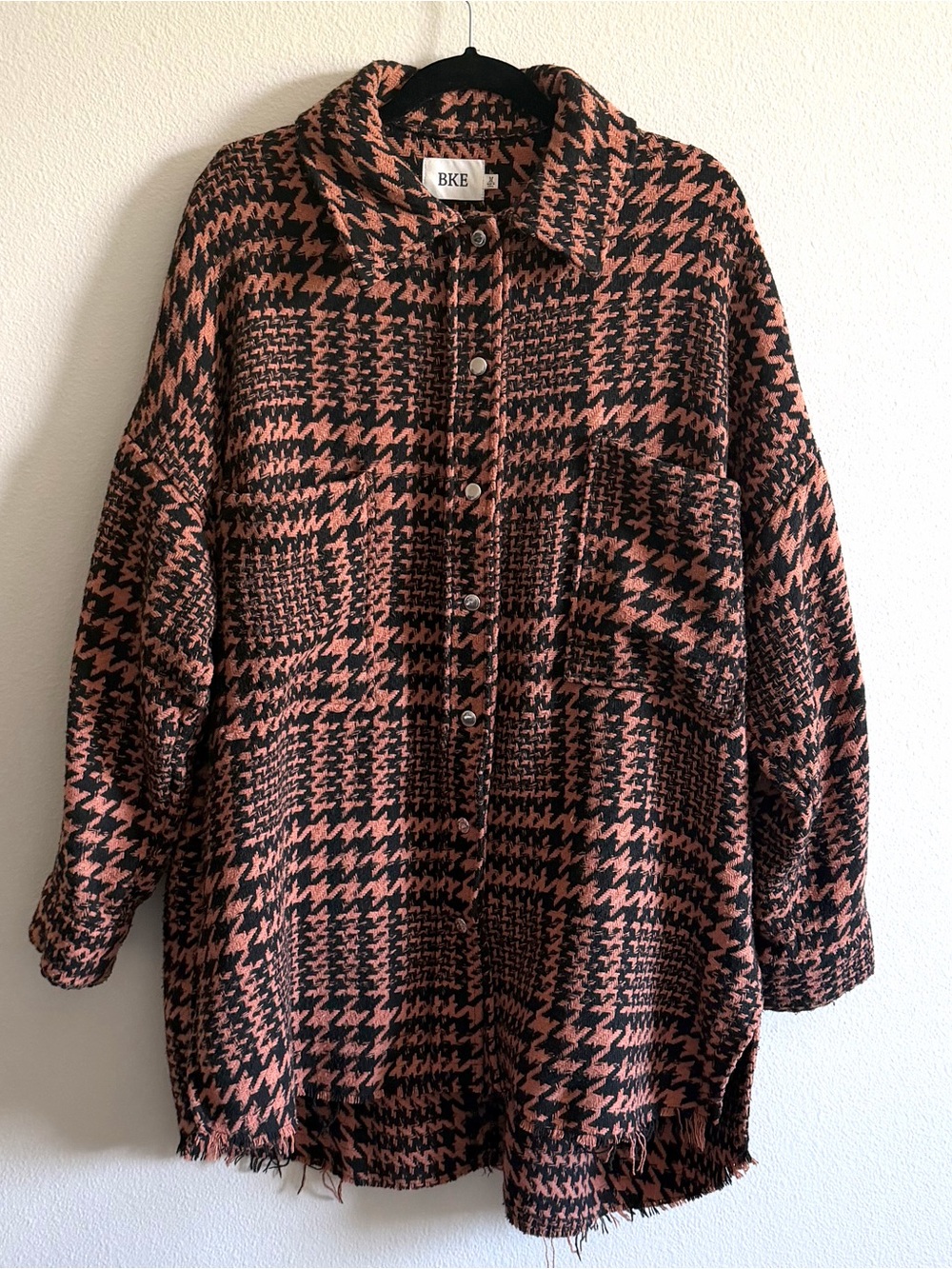 BKE Buckle Houndstooth Shacket in Black and Dusty Rose